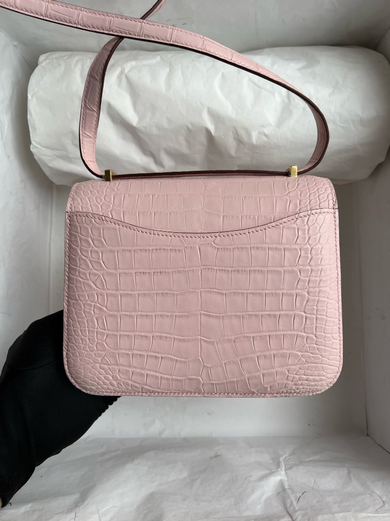Hermès(爱马仕)Constance 康康 Alligator matt 雾面鳄鱼 梦幻粉 金扣 18cm 顶级手缝-拉尔森鳄鱼皮具定制 - 爱马仕包包官网 Hermès(爱马仕)Constance 康康 Alligator matt 雾面鳄鱼 梦幻粉 金扣 18cm 顶级手缝