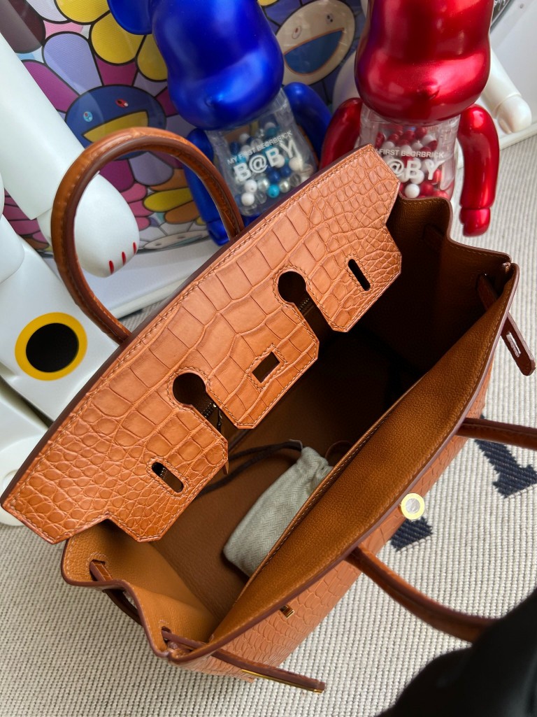 Hermès(爱马仕)Birkin 铂金包 Alligator matt 雾面鳄鱼 金棕色 金扣 25cm 顶级手缝-拉尔森鳄鱼皮具定制 - 爱马仕包包官网 Hermès(爱马仕)Birkin 铂金包 Alligator matt 雾面鳄鱼 金棕色 金扣 25cm 顶级手缝