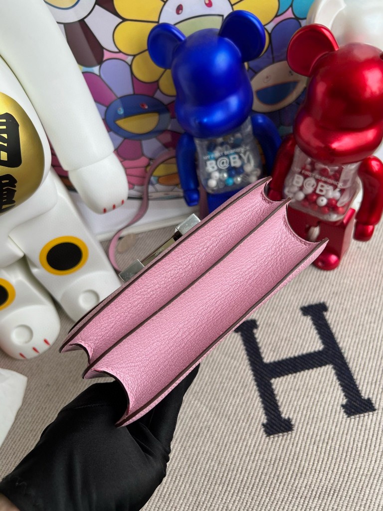 Hermès(爱马仕)Constance 康康 Chevre 山羊皮 X9 锦葵紫 内拼 S3 心红色 银扣 18cm 顶级手缝-拉尔森鳄鱼皮具定制 - 爱马仕包包官网 Hermès(爱马仕)Constance 康康 Chevre 山羊皮 X9 锦葵紫 内拼 S3 心红色 银扣 18cm 顶级手缝