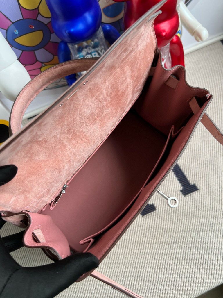 Hermès(爱马仕)Kelly 凯莉包 麂皮 奶昔粉 银扣 内缝 28cm-拉尔森鳄鱼皮具定制 - 爱马仕包包官网 Hermès(爱马仕)Kelly 凯莉包 麂皮 奶昔粉 银扣 内缝 28cm