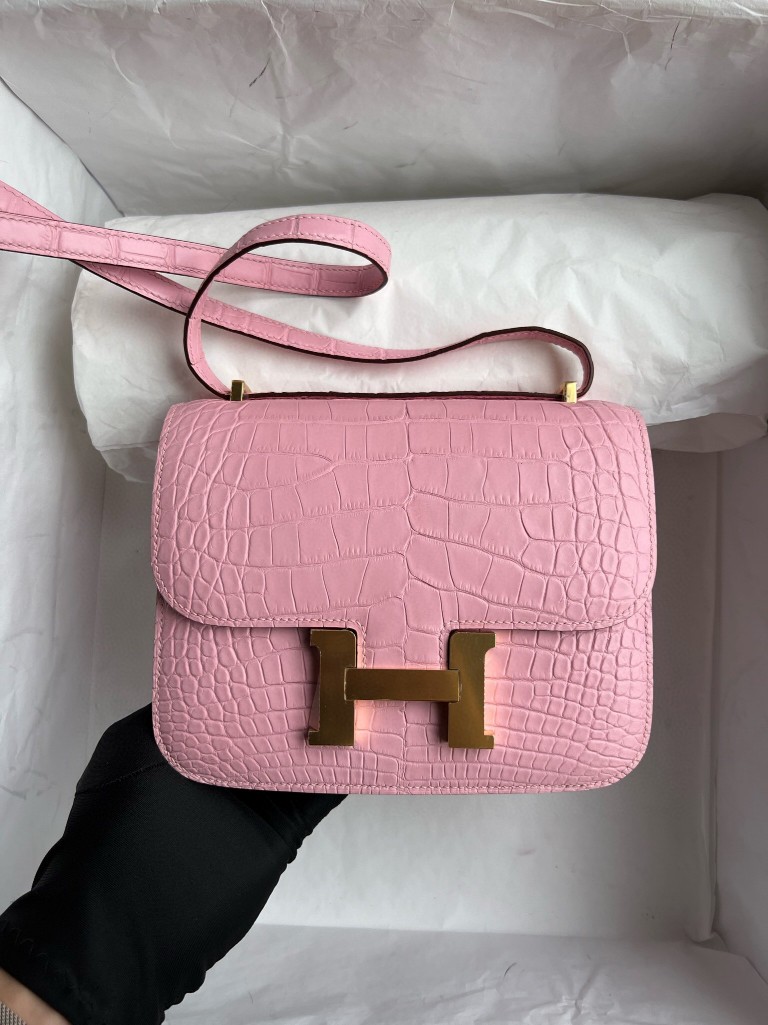 Hermès(爱马仕)Constance 空姐包 Alligator matt 雾面鳄鱼 梦幻粉 金扣 18cm 顶级手缝-拉尔森鳄鱼皮具定制 - 爱马仕包包官网 Hermès(爱马仕)Constance 空姐包 Alligator matt 雾面鳄鱼 梦幻粉 金扣 18cm 顶级手缝