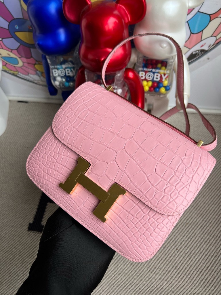 Hermès(爱马仕)Constance 空姐包 Alligator matt 雾面鳄鱼 梦幻粉 金扣 18cm 顶级手缝-拉尔森鳄鱼皮具定制 - 爱马仕包包官网 Hermès(爱马仕)Constance 空姐包 Alligator matt 雾面鳄鱼 梦幻粉 金扣 18cm 顶级手缝