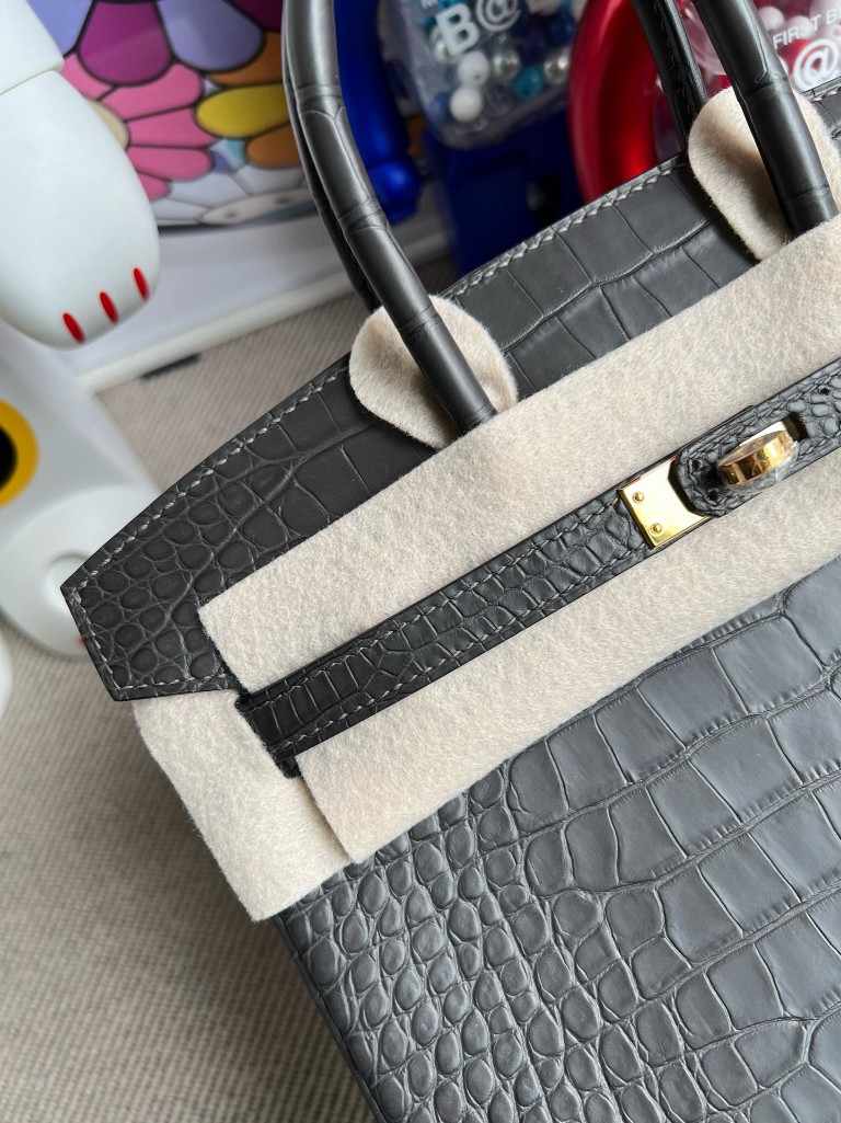 Hermès(爱马仕)Birkin 铂金包 Alligator matt 雾面鳄鱼 8F 锡器灰 Etain 金扣 25cm 顶级手缝-拉尔森鳄鱼皮具定制 - 爱马仕包包官网 Hermès(爱马仕)Birkin 铂金包 Alligator matt 雾面鳄鱼 8F 锡器灰 Etain 金扣 25cm 顶级手缝