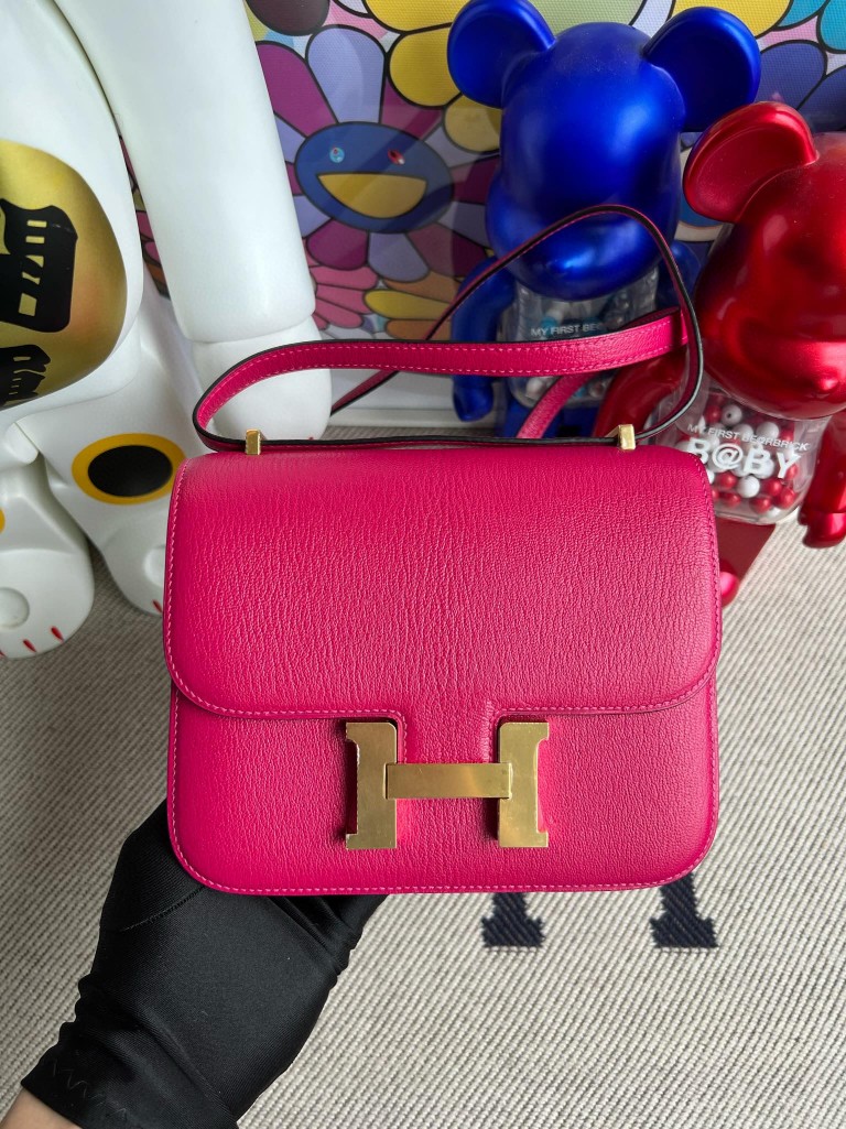 Hermès(爱马仕)Constance 空姐包 Chevre 山羊皮 覆盆子红 金扣 18cm 顶级手缝-拉尔森鳄鱼皮具定制 - 爱马仕包包官网 Hermès(爱马仕)Constance 空姐包 Chevre 山羊皮 覆盆子红 金扣 18cm 顶级手缝
