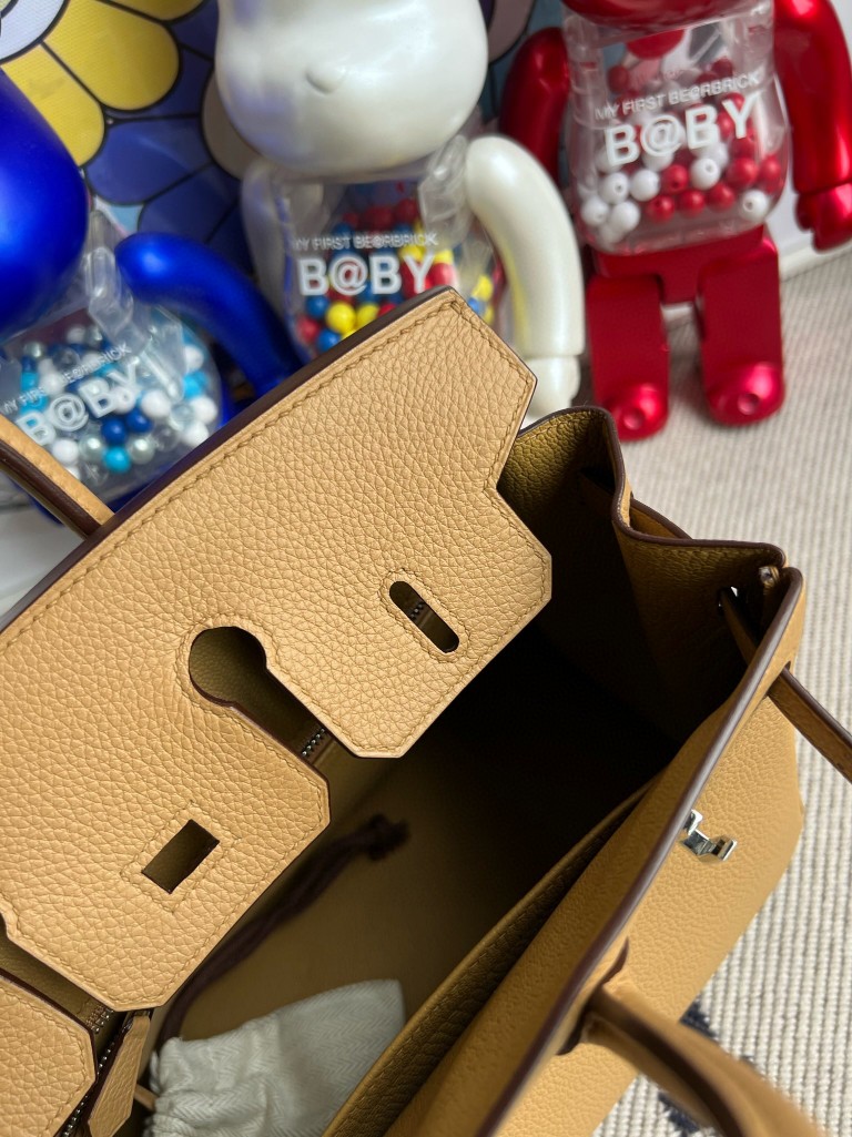 Hermès(爱马仕)Birkin 铂金包 原厂小牛皮 饼干色 Biscuit 银扣 25cm 顶级手缝-拉尔森鳄鱼皮具定制 - 爱马仕包包官网 Hermès(爱马仕)Birkin 铂金包 原厂小牛皮 饼干色 Biscuit 银扣 25cm 顶级手缝