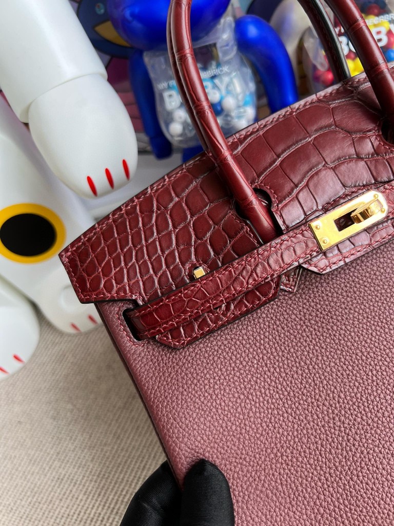 Hermès(爱马仕)Birkin Touch 系列 爱马仕红 雾面方块鳄鱼 金扣 25cm 顶级手缝 定制-拉尔森鳄鱼皮具定制 - 爱马仕包包官网 Hermès(爱马仕)Birkin Touch 系列 爱马仕红 雾面方块鳄鱼 金扣 25cm 顶级手缝 定制