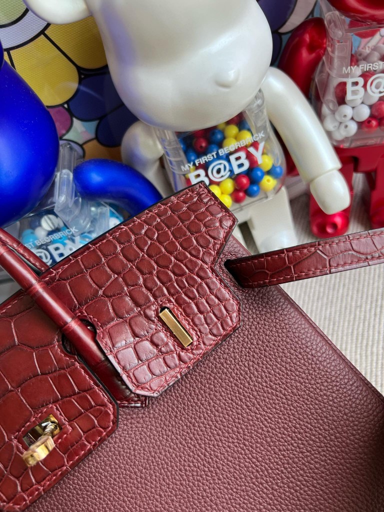Hermès(爱马仕)Birkin Touch 系列 爱马仕红 雾面方块鳄鱼 金扣 25cm 顶级手缝 定制-拉尔森鳄鱼皮具定制 - 爱马仕包包官网 Hermès(爱马仕)Birkin Touch 系列 爱马仕红 雾面方块鳄鱼 金扣 25cm 顶级手缝 定制