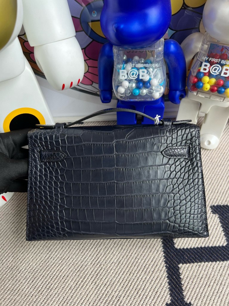 Hermès(爱马仕)Mini kelly pochette Alligator matt 雾面鳄鱼 深海蓝 blue indigo 银扣 22cm 手拿包-拉尔森鳄鱼皮具定制 - 爱马仕包包官网 Hermès(爱马仕)Mini kelly pochette Alligator matt 雾面鳄鱼 深海蓝 blue indigo 银扣 22cm 手拿包