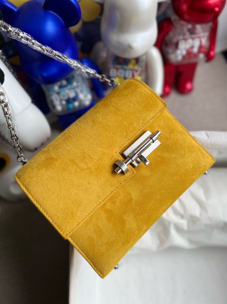 Hermès(爱马仕)Verrou 机枪包 麂皮 9D 琥珀黄 Ambre 银扣 17cm 顶级手缝-拉尔森鳄鱼皮具定制 - 爱马仕包包官网 Hermès(爱马仕)Verrou 机枪包 麂皮 9D 琥珀黄 Ambre 银扣 17cm 顶级手缝