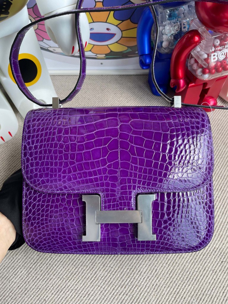 Hermès(爱马仕)Constance 康斯坦斯 Alligator shiny 亮面鳄鱼 极度紫 银扣 24cm 顶级手缝-拉尔森鳄鱼皮具定制 - 爱马仕包包官网 Hermès(爱马仕)Constance 康斯坦斯 Alligator shiny 亮面鳄鱼 极度紫 银扣 24cm 顶级手缝