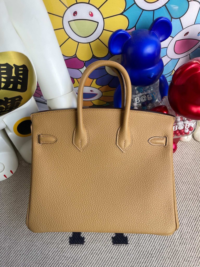 Hermès(爱马仕)Birkin 铂金包 原厂小牛皮 4B 饼干色 金扣 25cm 顶级手缝-拉尔森鳄鱼皮具定制 - 爱马仕包包官网 Hermès(爱马仕)Birkin 铂金包 原厂小牛皮 4B 饼干色 金扣 25cm 顶级手缝