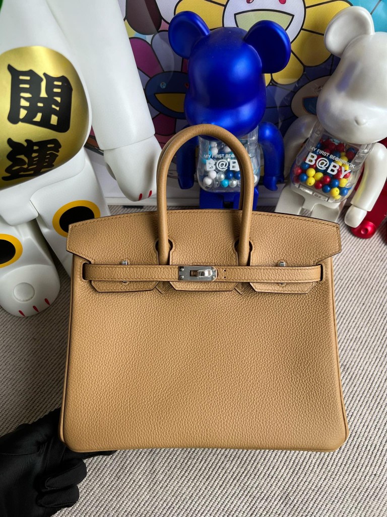 Hermès(爱马仕)Birkin 铂金包 原厂小牛皮 饼干色 Biscuit 银扣 25cm 顶级手缝-拉尔森鳄鱼皮具定制 - 爱马仕包包官网 Hermès(爱马仕)Birkin 铂金包 原厂小牛皮 饼干色 Biscuit 银扣 25cm 顶级手缝