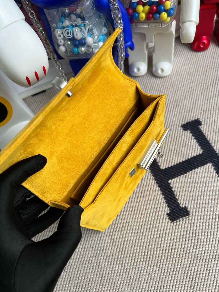Hermès(爱马仕)Verrou 机枪包 麂皮 9D 琥珀黄 Ambre 银扣 17cm 顶级手缝-拉尔森鳄鱼皮具定制 - 爱马仕包包官网 Hermès(爱马仕)Verrou 机枪包 麂皮 9D 琥珀黄 Ambre 银扣 17cm 顶级手缝