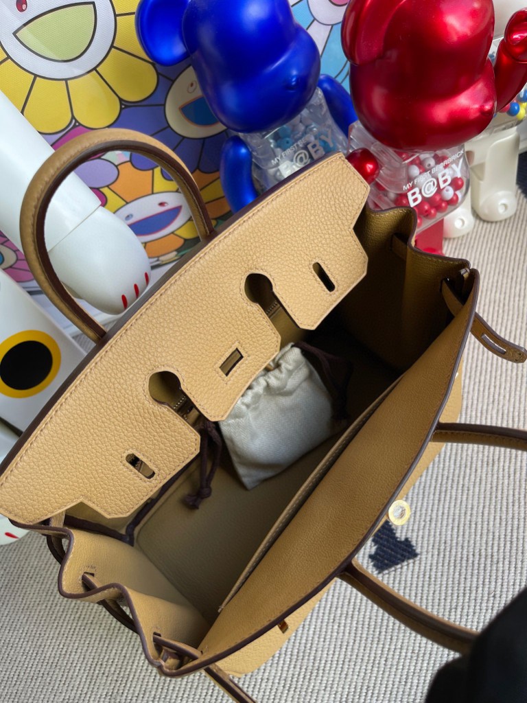 Hermès(爱马仕)Birkin 铂金包 原厂小牛皮 4B 饼干色 金扣 25cm 顶级手缝-拉尔森鳄鱼皮具定制 - 爱马仕包包官网 Hermès(爱马仕)Birkin 铂金包 原厂小牛皮 4B 饼干色 金扣 25cm 顶级手缝
