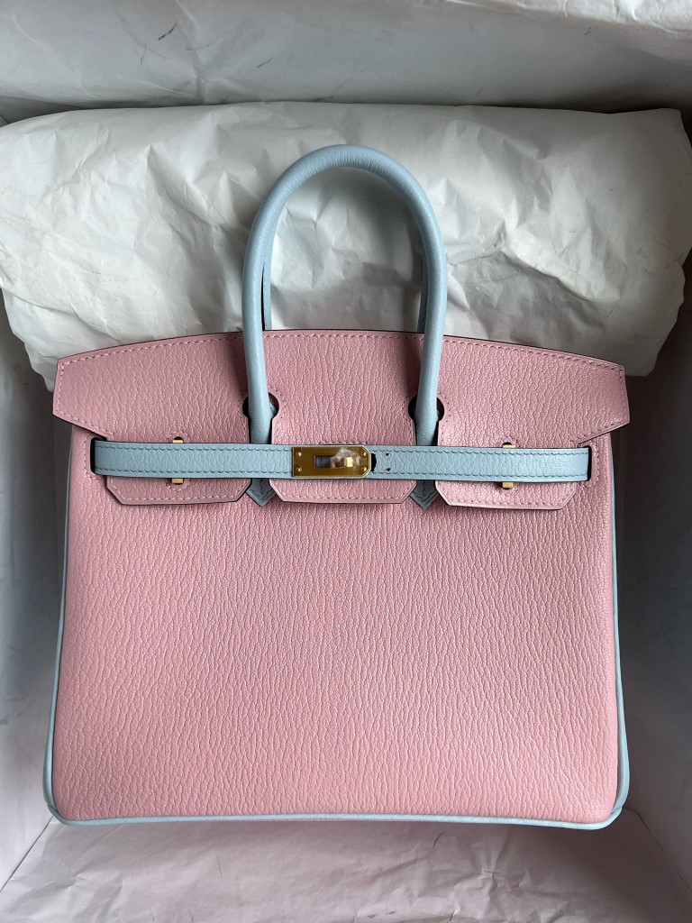Hermès(爱马仕)Birkin 铂金包 Chevre 山羊皮 3Q粉 拼 T0 雾蓝色 磨砂金扣 25cm 顶级手缝 定制-拉尔森鳄鱼皮具定制 - 爱马仕包包官网 Hermès(爱马仕)Birkin 铂金包 Chevre 山羊皮 3Q粉 拼 T0 雾蓝色 磨砂金扣 25cm 顶级手缝 定制