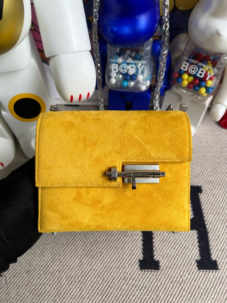 Hermès(爱马仕)Verrou 机枪包 麂皮 9D 琥珀黄 Ambre 银扣 17cm 顶级手缝-拉尔森鳄鱼皮具定制 - 爱马仕包包官网 Hermès(爱马仕)Verrou 机枪包 麂皮 9D 琥珀黄 Ambre 银扣 17cm 顶级手缝