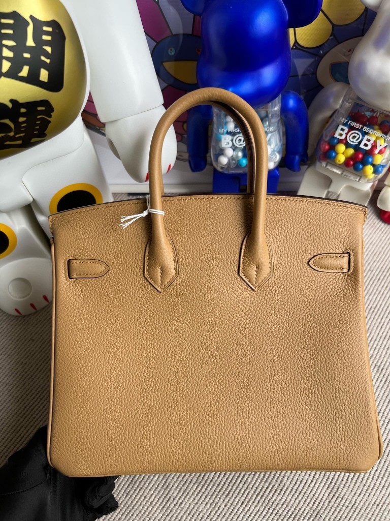 Hermès(爱马仕)Birkin 铂金包 原厂小牛皮 饼干色 Biscuit 银扣 25cm 顶级手缝-拉尔森鳄鱼皮具定制 - 爱马仕包包官网 Hermès(爱马仕)Birkin 铂金包 原厂小牛皮 饼干色 Biscuit 银扣 25cm 顶级手缝