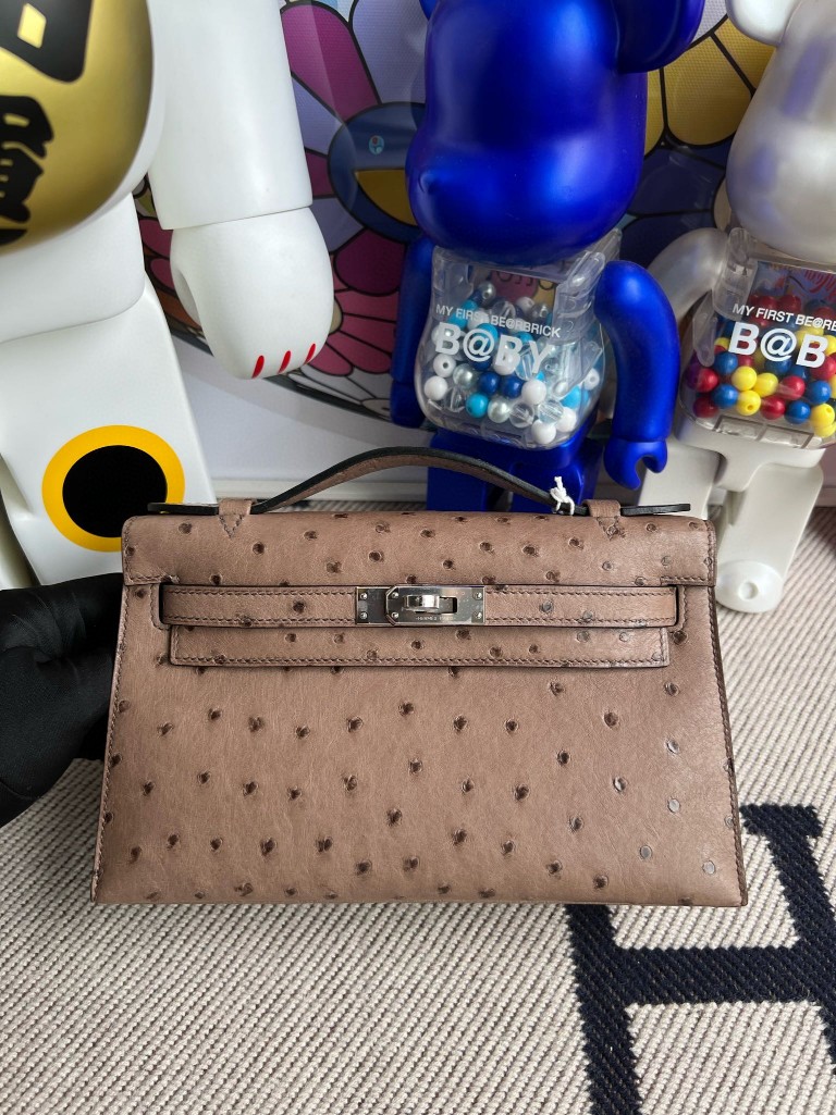 Hermès(爱马仕)Mini kelly pochette Ostrich kk 鸵鸟 浅咖啡 银扣 22cm 手拿包 晚宴包-拉尔森鳄鱼皮具定制 - 爱马仕包包官网 Hermès(爱马仕)Mini kelly pochette Ostrich kk 鸵鸟 浅咖啡 银扣 22cm 手拿包 晚宴包