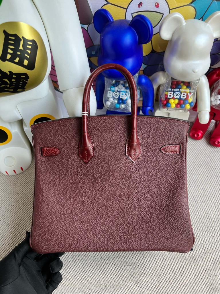 Hermès(爱马仕)Birkin Touch 系列 爱马仕红 雾面方块鳄鱼 金扣 25cm 顶级手缝 定制-拉尔森鳄鱼皮具定制 - 爱马仕包包官网 Hermès(爱马仕)Birkin Touch 系列 爱马仕红 雾面方块鳄鱼 金扣 25cm 顶级手缝 定制