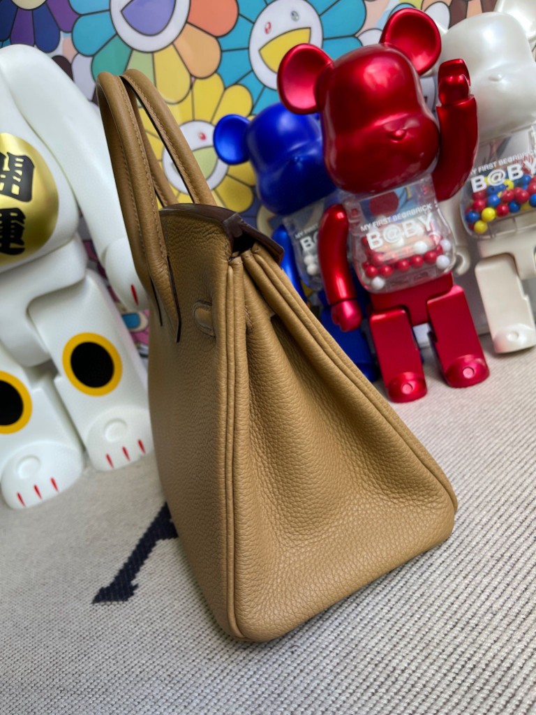 Hermès(爱马仕)Birkin 铂金包 原厂小牛皮 4B 饼干色 金扣 25cm 顶级手缝-拉尔森鳄鱼皮具定制 - 爱马仕包包官网 Hermès(爱马仕)Birkin 铂金包 原厂小牛皮 4B 饼干色 金扣 25cm 顶级手缝