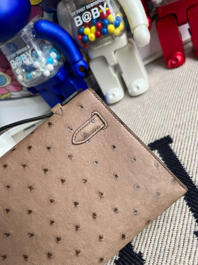Hermès(爱马仕)Mini kelly pochette Ostrich kk 鸵鸟 浅咖啡 银扣 22cm 手拿包 晚宴包-拉尔森鳄鱼皮具定制 - 爱马仕包包官网 Hermès(爱马仕)Mini kelly pochette Ostrich kk 鸵鸟 浅咖啡 银扣 22cm 手拿包 晚宴包
