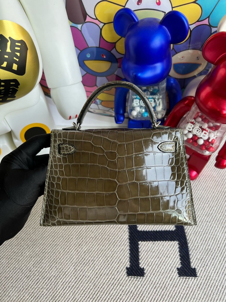 Hermès(爱马仕)Mini kelly ll Alligator shiny 亮面鳄鱼 6H 橄榄绿 银扣 顶级手缝-拉尔森鳄鱼皮具定制 - 爱马仕包包官网 Hermès(爱马仕)Mini kelly ll Alligator shiny 亮面鳄鱼 6H 橄榄绿 银扣 顶级手缝