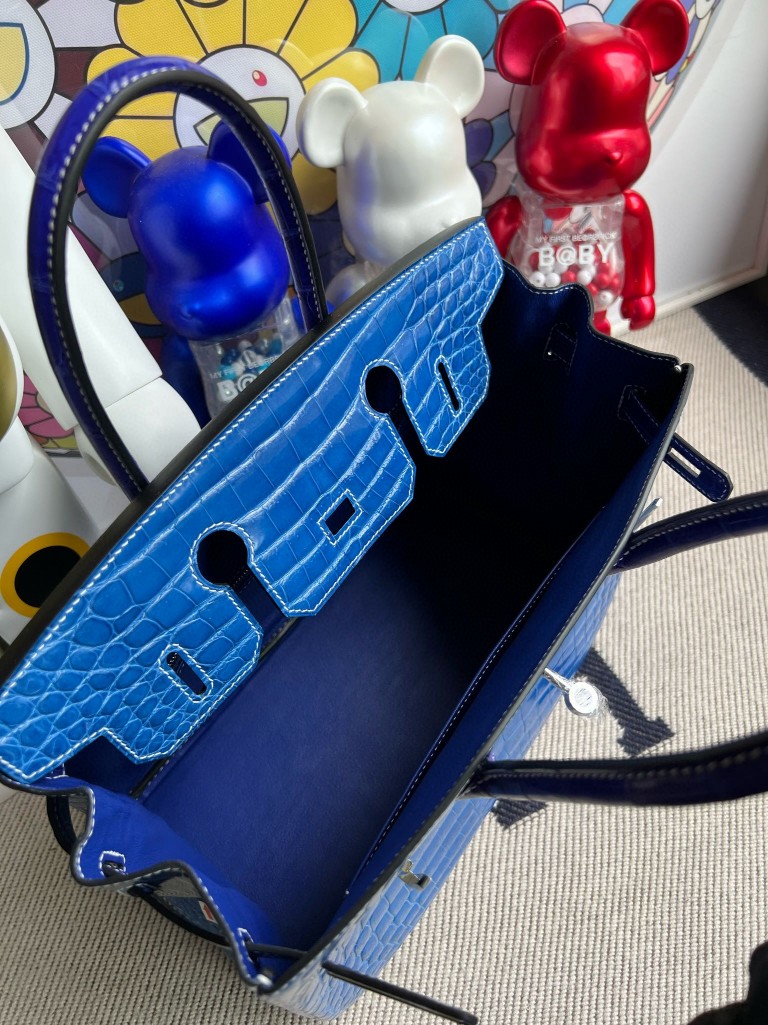 Hermès(爱马仕)Birkin 铂金包 Crocodile shiny 亮面鳄鱼 7Q 希腊蓝 拼 7T 电光蓝 马蹄印 银扣 30cm 顶级手缝-拉尔森鳄鱼皮具定制 - 爱马仕包包官网 Hermès(爱马仕)Birkin 铂金包 Crocodile shiny 亮面鳄鱼 7Q 希腊蓝 拼 7T 电光蓝 马蹄印 银扣 30cm 顶级手缝