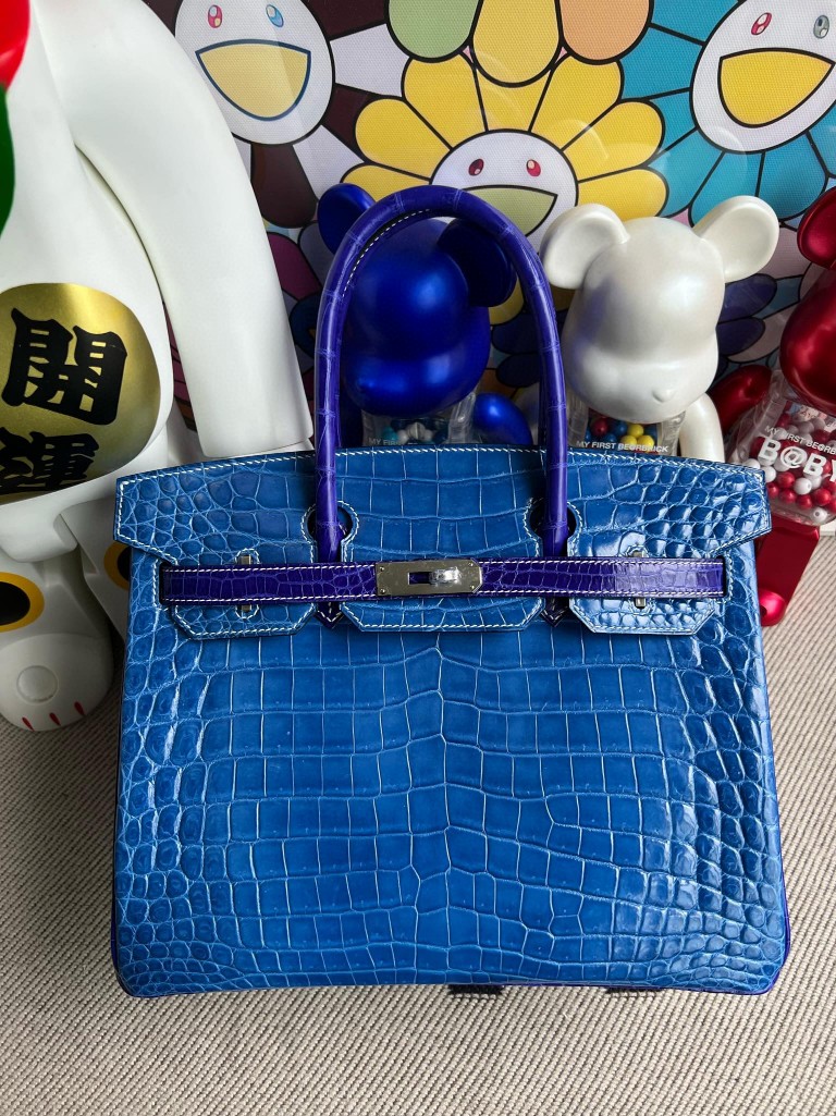 Hermès(爱马仕)Birkin 铂金包 Crocodile shiny 亮面鳄鱼 7Q 希腊蓝 拼 7T 电光蓝 马蹄印 银扣 30cm 顶级手缝-拉尔森鳄鱼皮具定制 - 爱马仕包包官网 Hermès(爱马仕)Birkin 铂金包 Crocodile shiny 亮面鳄鱼 7Q 希腊蓝 拼 7T 电光蓝 马蹄印 银扣 30cm 顶级手缝
