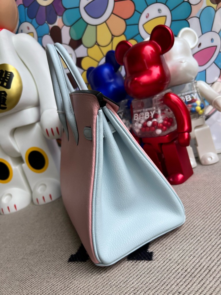 Hermès(爱马仕)Birkin 铂金包 Chevre 山羊皮 3Q粉 拼 T0 雾蓝色 磨砂金扣 25cm 顶级手缝 定制-拉尔森鳄鱼皮具定制 - 爱马仕包包官网 Hermès(爱马仕)Birkin 铂金包 Chevre 山羊皮 3Q粉 拼 T0 雾蓝色 磨砂金扣 25cm 顶级手缝 定制