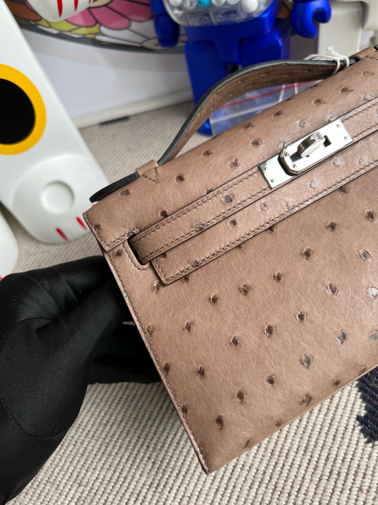 Hermès(爱马仕)Mini kelly pochette Ostrich kk 鸵鸟 浅咖啡 银扣 22cm 手拿包 晚宴包-拉尔森鳄鱼皮具定制 - 爱马仕包包官网 Hermès(爱马仕)Mini kelly pochette Ostrich kk 鸵鸟 浅咖啡 银扣 22cm 手拿包 晚宴包