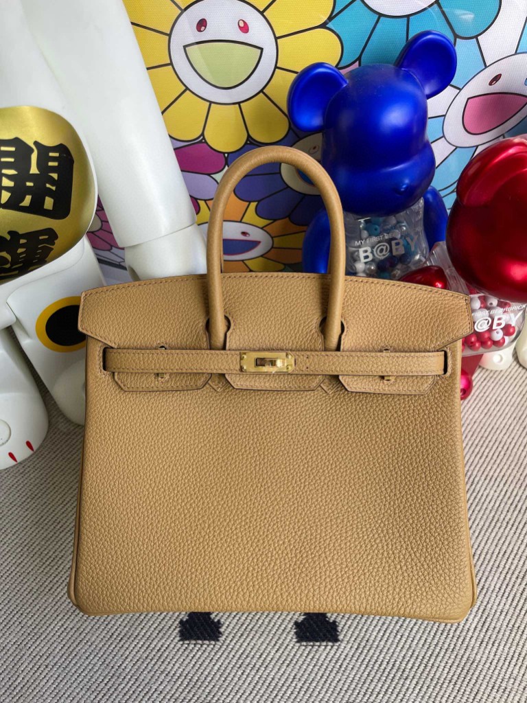 Hermès(爱马仕)Birkin 铂金包 原厂小牛皮 4B 饼干色 金扣 25cm 顶级手缝-拉尔森鳄鱼皮具定制 - 爱马仕包包官网 Hermès(爱马仕)Birkin 铂金包 原厂小牛皮 4B 饼干色 金扣 25cm 顶级手缝