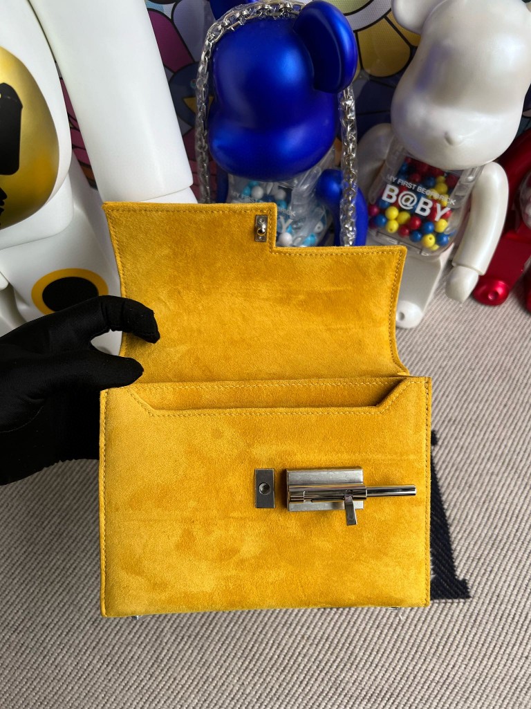 Hermès(爱马仕)Verrou 机枪包 麂皮 9D 琥珀黄 Ambre 银扣 17cm 顶级手缝-拉尔森鳄鱼皮具定制 - 爱马仕包包官网 Hermès(爱马仕)Verrou 机枪包 麂皮 9D 琥珀黄 Ambre 银扣 17cm 顶级手缝