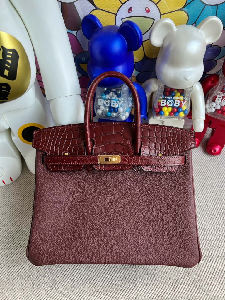 Hermès(爱马仕)Birkin Touch 系列 爱马仕红 雾面方块鳄鱼 金扣 25cm 顶级手缝 定制-拉尔森鳄鱼皮具定制 - 爱马仕包包官网 Hermès(爱马仕)Birkin Touch 系列 爱马仕红 雾面方块鳄鱼 金扣 25cm 顶级手缝 定制