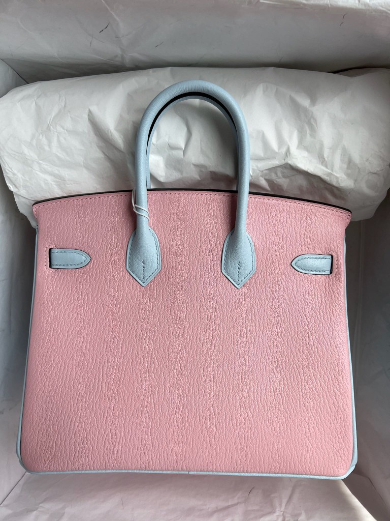 Hermès(爱马仕)Birkin 铂金包 Chevre 山羊皮 3Q粉 拼 T0 雾蓝色 磨砂金扣 25cm 顶级手缝 定制-拉尔森鳄鱼皮具定制 - 爱马仕包包官网 Hermès(爱马仕)Birkin 铂金包 Chevre 山羊皮 3Q粉 拼 T0 雾蓝色 磨砂金扣 25cm 顶级手缝 定制