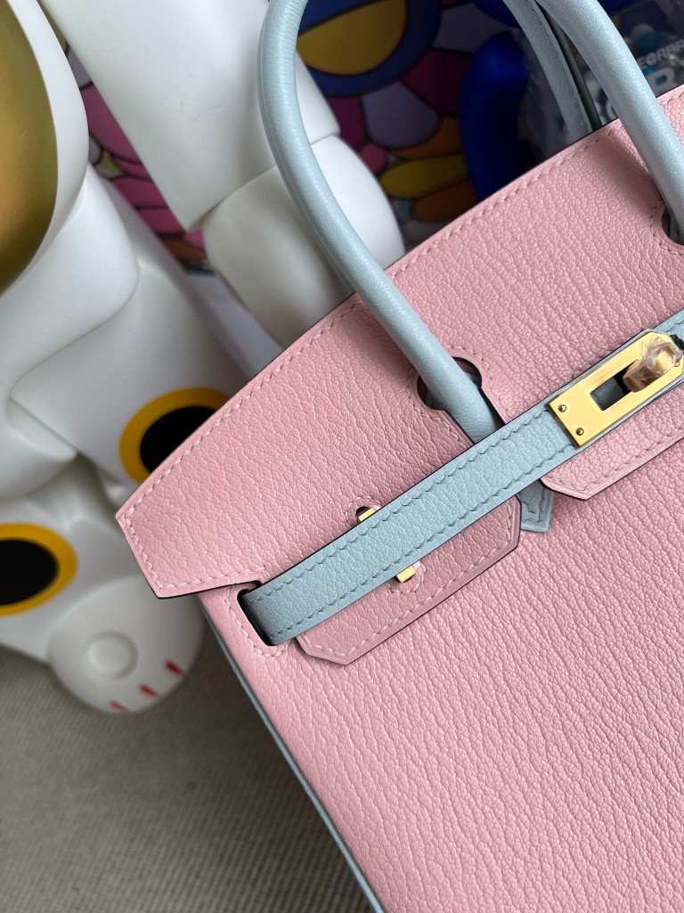 Hermès(爱马仕)Birkin 铂金包 Chevre 山羊皮 3Q粉 拼 T0 雾蓝色 磨砂金扣 25cm 顶级手缝 定制-拉尔森鳄鱼皮具定制 - 爱马仕包包官网 Hermès(爱马仕)Birkin 铂金包 Chevre 山羊皮 3Q粉 拼 T0 雾蓝色 磨砂金扣 25cm 顶级手缝 定制