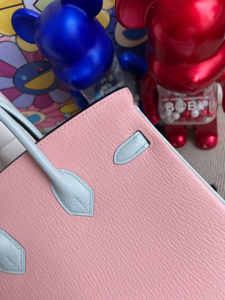 Hermès(爱马仕)Birkin 铂金包 Chevre 山羊皮 3Q粉 拼 T0 雾蓝色 磨砂金扣 25cm 顶级手缝 定制-拉尔森鳄鱼皮具定制 - 爱马仕包包官网 Hermès(爱马仕)Birkin 铂金包 Chevre 山羊皮 3Q粉 拼 T0 雾蓝色 磨砂金扣 25cm 顶级手缝 定制