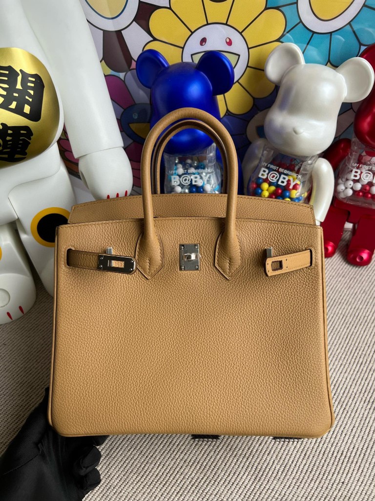 Hermès(爱马仕)Birkin 铂金包 原厂小牛皮 饼干色 Biscuit 银扣 25cm 顶级手缝-拉尔森鳄鱼皮具定制 - 爱马仕包包官网 Hermès(爱马仕)Birkin 铂金包 原厂小牛皮 饼干色 Biscuit 银扣 25cm 顶级手缝
