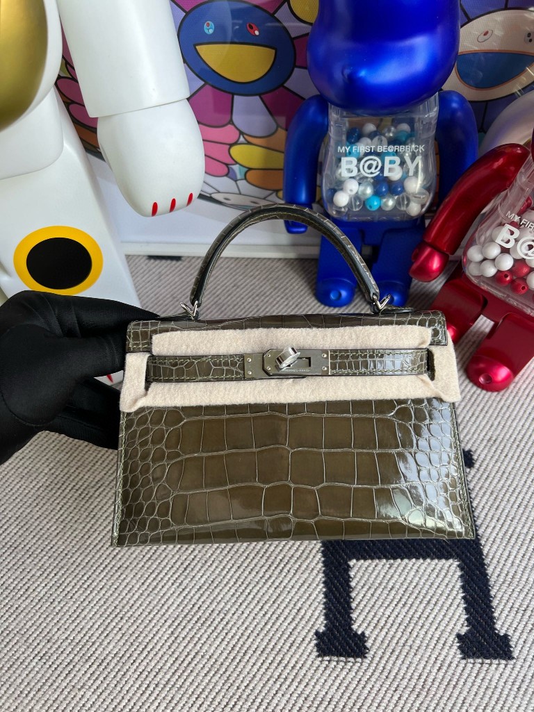 Hermès(爱马仕)Mini kelly ll Alligator shiny 亮面鳄鱼 6H 橄榄绿 银扣 顶级手缝-拉尔森鳄鱼皮具定制 - 爱马仕包包官网 Hermès(爱马仕)Mini kelly ll Alligator shiny 亮面鳄鱼 6H 橄榄绿 银扣 顶级手缝