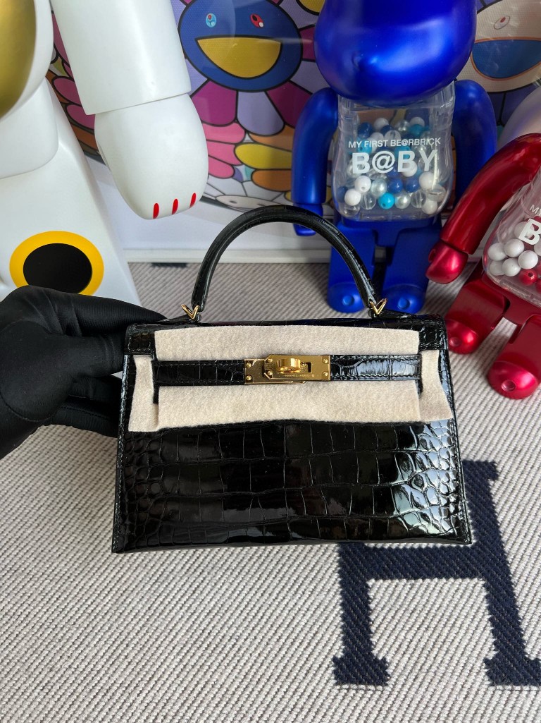 Hermès(爱马仕)Mini kelly ll Alligator shiny 亮面鳄鱼 ck89 黑色 Noir 金扣 顶级手缝-拉尔森鳄鱼皮具定制 - 爱马仕包包官网 Hermès(爱马仕)Mini kelly ll Alligator shiny 亮面鳄鱼 ck89 黑色 Noir 金扣 顶级手缝