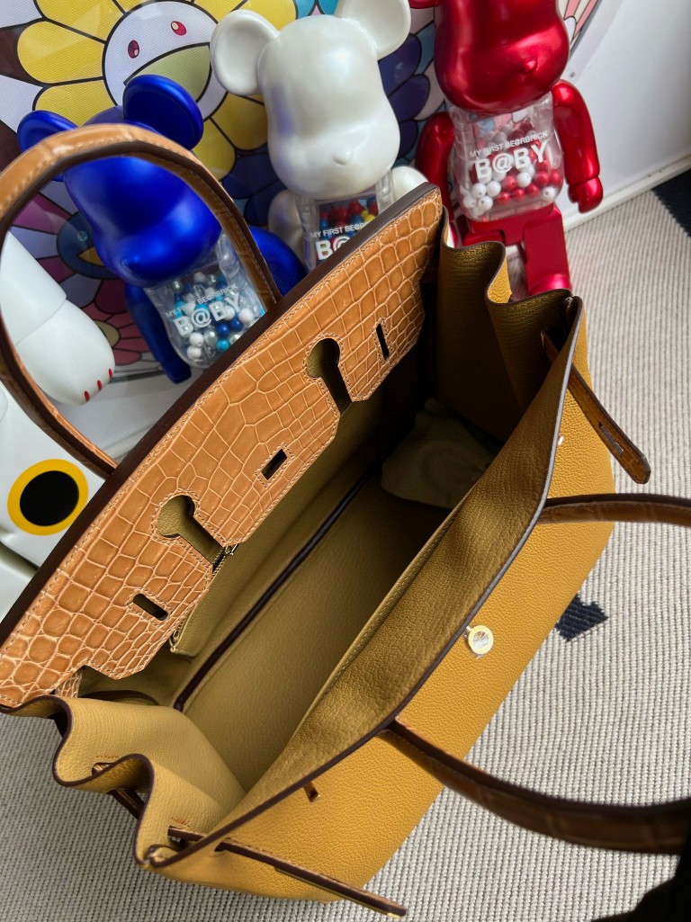 Hermès(爱马仕)Birkin Touch 系列 芝麻色 拼 杏色 鳄鱼 金扣 30cm 顶级手缝-拉尔森鳄鱼皮具定制 - 爱马仕包包官网 Hermès(爱马仕)Birkin Touch 系列 芝麻色 拼 杏色 鳄鱼 金扣 30cm 顶级手缝