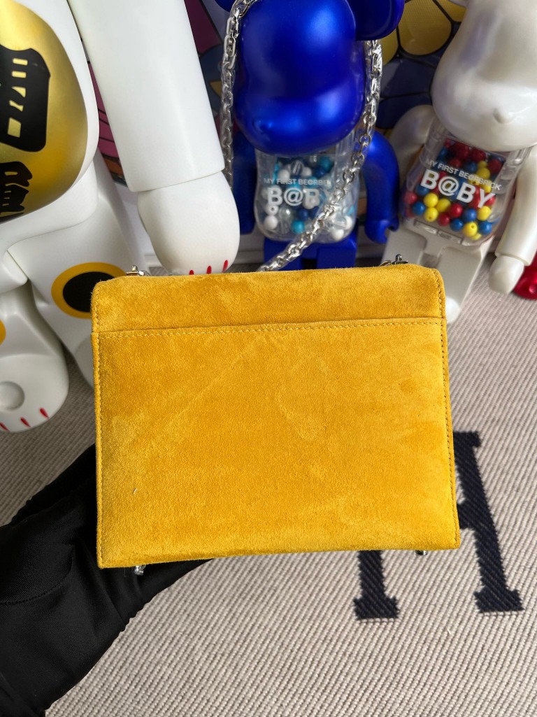 Hermès(爱马仕)Verrou 机枪包 麂皮 9D 琥珀黄 Ambre 银扣 17cm 顶级手缝-拉尔森鳄鱼皮具定制 - 爱马仕包包官网 Hermès(爱马仕)Verrou 机枪包 麂皮 9D 琥珀黄 Ambre 银扣 17cm 顶级手缝