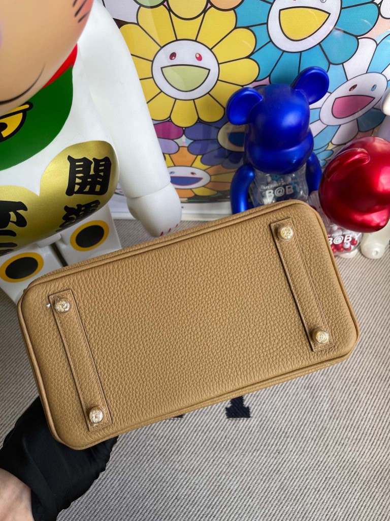 Hermès(爱马仕)Birkin 铂金包 原厂小牛皮 4B 饼干色 金扣 25cm 顶级手缝-拉尔森鳄鱼皮具定制 - 爱马仕包包官网 Hermès(爱马仕)Birkin 铂金包 原厂小牛皮 4B 饼干色 金扣 25cm 顶级手缝