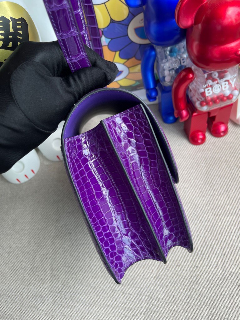 Hermès(爱马仕)Constance 康斯坦斯 Alligator shiny 亮面鳄鱼 极度紫 银扣 24cm 顶级手缝-拉尔森鳄鱼皮具定制 - 爱马仕包包官网 Hermès(爱马仕)Constance 康斯坦斯 Alligator shiny 亮面鳄鱼 极度紫 银扣 24cm 顶级手缝