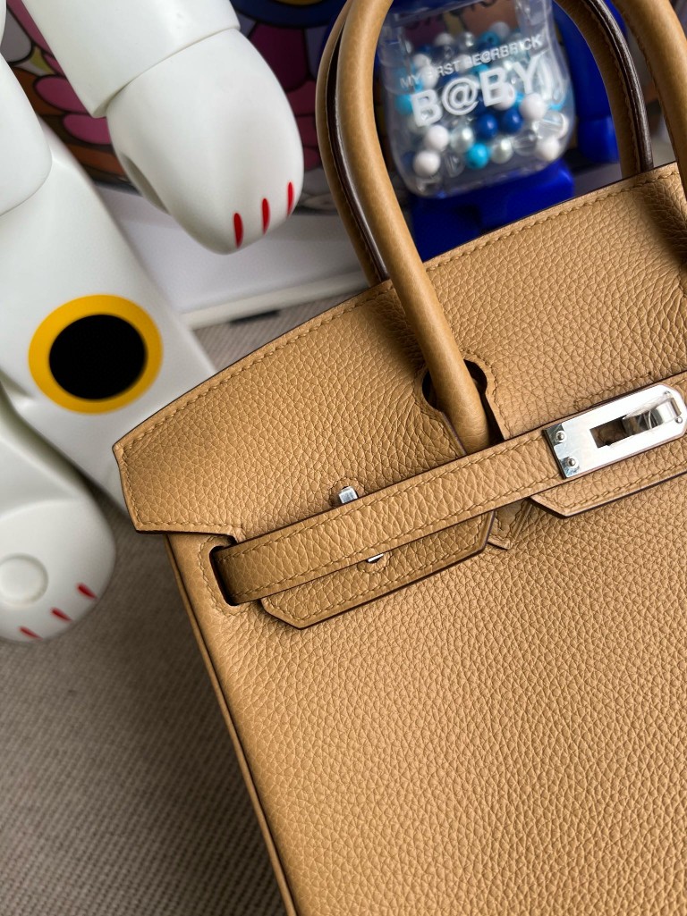 Hermès(爱马仕)Birkin 铂金包 原厂小牛皮 饼干色 Biscuit 银扣 25cm 顶级手缝-拉尔森鳄鱼皮具定制 - 爱马仕包包官网 Hermès(爱马仕)Birkin 铂金包 原厂小牛皮 饼干色 Biscuit 银扣 25cm 顶级手缝