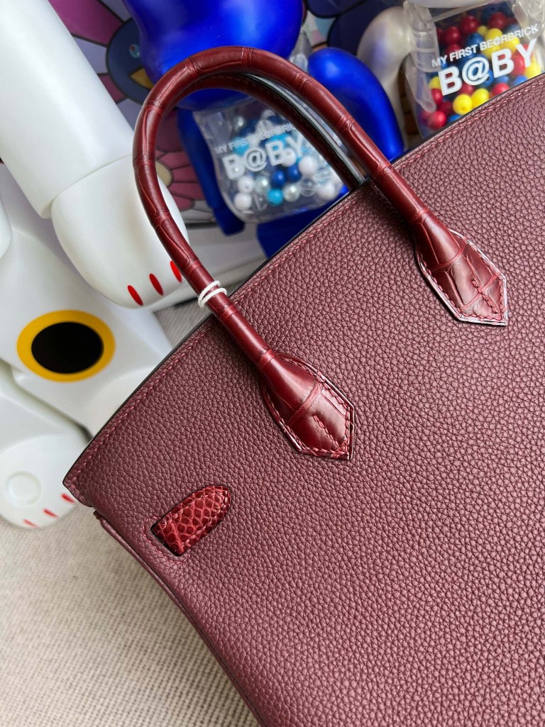 Hermès(爱马仕)Birkin Touch 系列 爱马仕红 雾面方块鳄鱼 金扣 25cm 顶级手缝 定制-拉尔森鳄鱼皮具定制 - 爱马仕包包官网 Hermès(爱马仕)Birkin Touch 系列 爱马仕红 雾面方块鳄鱼 金扣 25cm 顶级手缝 定制