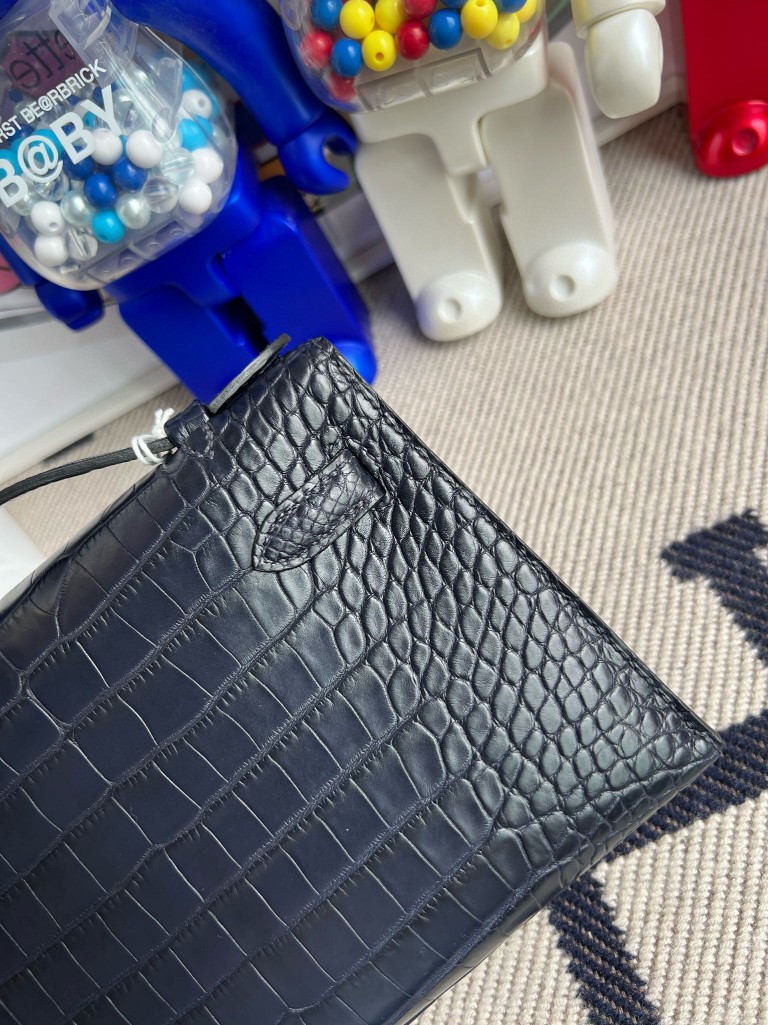 Hermès(爱马仕)Mini kelly pochette Alligator matt 雾面鳄鱼 深海蓝 blue indigo 银扣 22cm 手拿包-拉尔森鳄鱼皮具定制 - 爱马仕包包官网 Hermès(爱马仕)Mini kelly pochette Alligator matt 雾面鳄鱼 深海蓝 blue indigo 银扣 22cm 手拿包