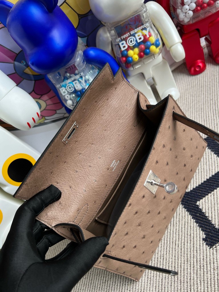 Hermès(爱马仕)Mini kelly pochette Ostrich kk 鸵鸟 浅咖啡 银扣 22cm 手拿包 晚宴包-拉尔森鳄鱼皮具定制 - 爱马仕包包官网 Hermès(爱马仕)Mini kelly pochette Ostrich kk 鸵鸟 浅咖啡 银扣 22cm 手拿包 晚宴包