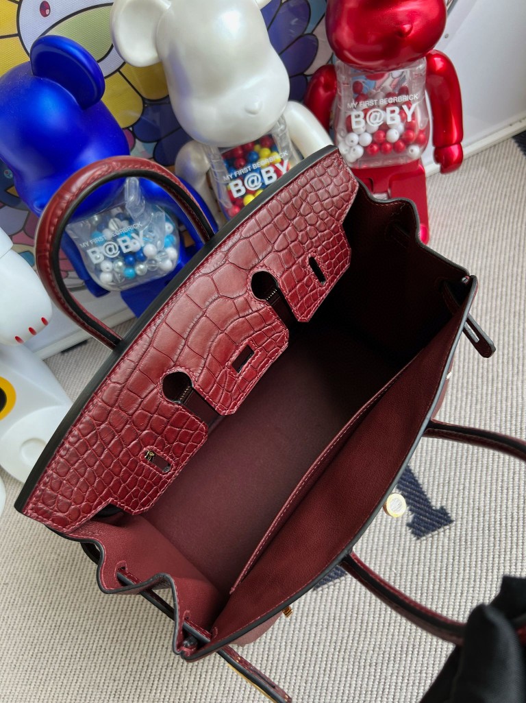 Hermès(爱马仕)Birkin Touch 系列 爱马仕红 雾面方块鳄鱼 金扣 25cm 顶级手缝 定制-拉尔森鳄鱼皮具定制 - 爱马仕包包官网 Hermès(爱马仕)Birkin Touch 系列 爱马仕红 雾面方块鳄鱼 金扣 25cm 顶级手缝 定制