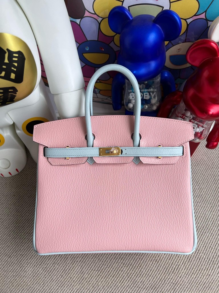 Hermès(爱马仕)Birkin 铂金包 Chevre 山羊皮 3Q粉 拼 T0 雾蓝色 磨砂金扣 25cm 顶级手缝 定制-拉尔森鳄鱼皮具定制 - 爱马仕包包官网 Hermès(爱马仕)Birkin 铂金包 Chevre 山羊皮 3Q粉 拼 T0 雾蓝色 磨砂金扣 25cm 顶级手缝 定制