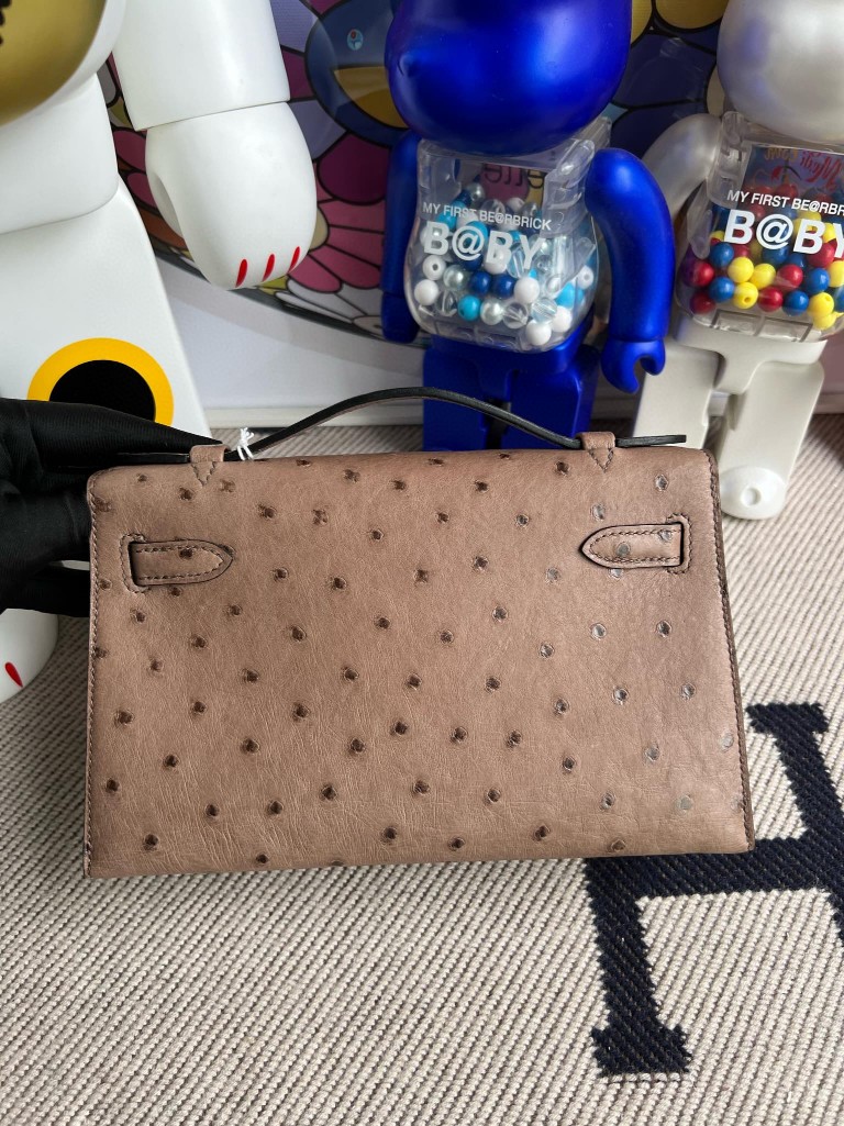 Hermès(爱马仕)Mini kelly pochette Ostrich kk 鸵鸟 浅咖啡 银扣 22cm 手拿包 晚宴包-拉尔森鳄鱼皮具定制 - 爱马仕包包官网 Hermès(爱马仕)Mini kelly pochette Ostrich kk 鸵鸟 浅咖啡 银扣 22cm 手拿包 晚宴包